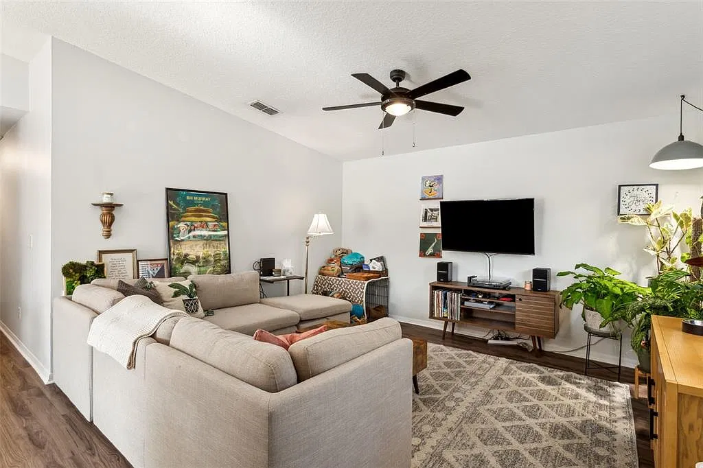 3 bed, 2.0 bath, 1200 sqft, $2,700 — Photo 4