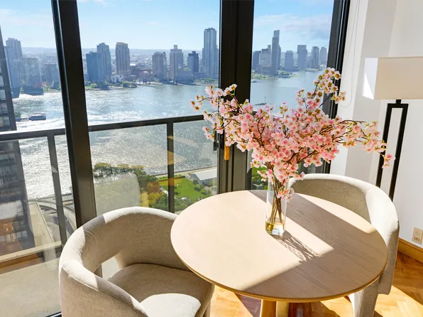 100 United Nations Plaza image 1 of 26