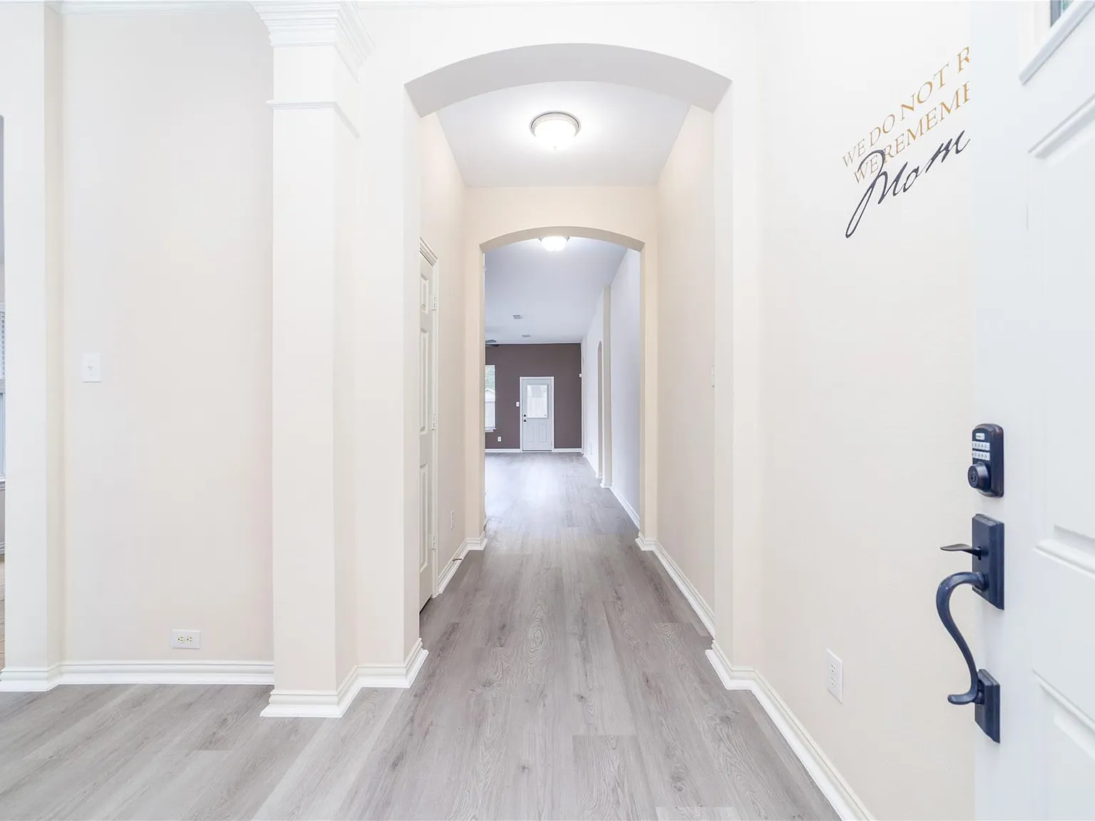 3 bed, 2.0 bath, 1852 sqft, $2,350 — Photo 4