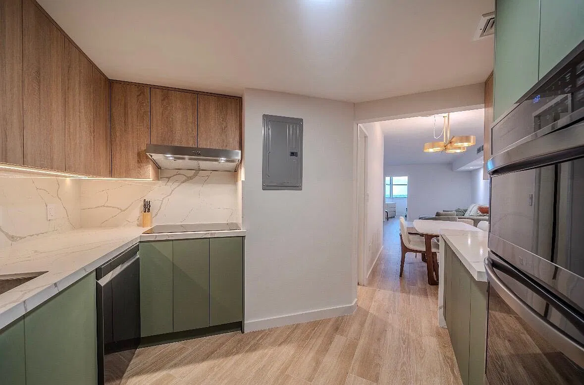 801 Brickell Bay Dr — Photo 2