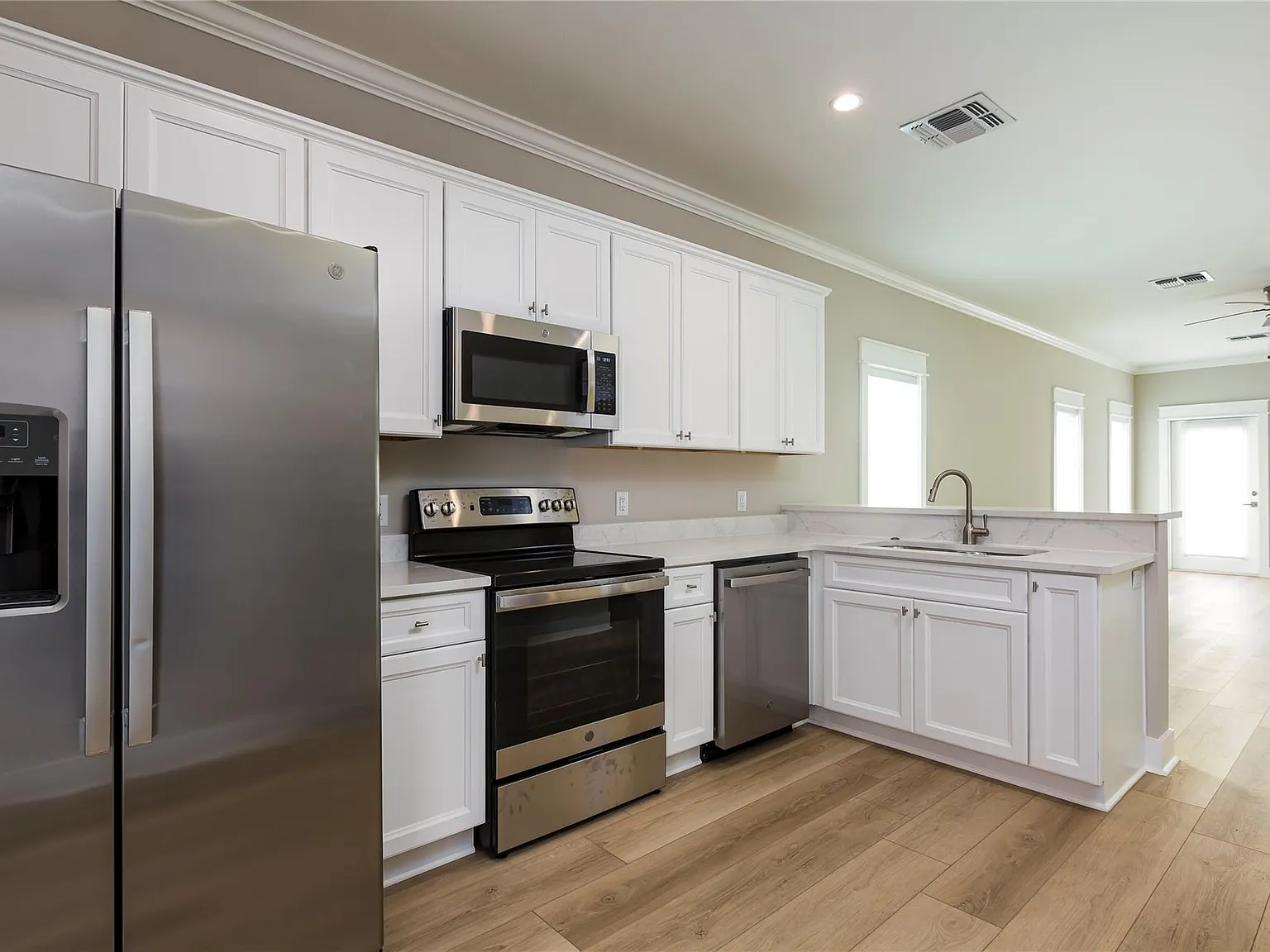 1 bed, 1.0 bath, 741 sqft, $2,200 — Photo 1