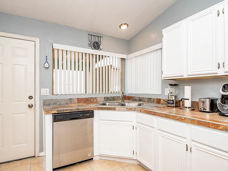 5900 S Torrence Dr — Photo 4