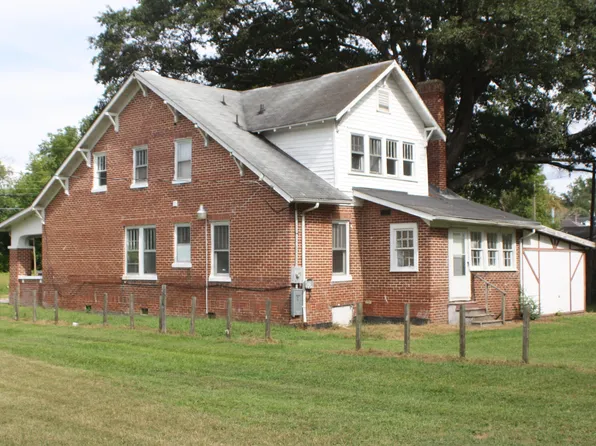 219 W Rockspring St, Henderson, NC 27536