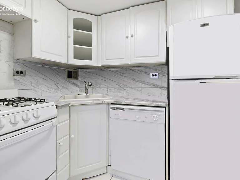 330 E 49th St #11L — Photo 3