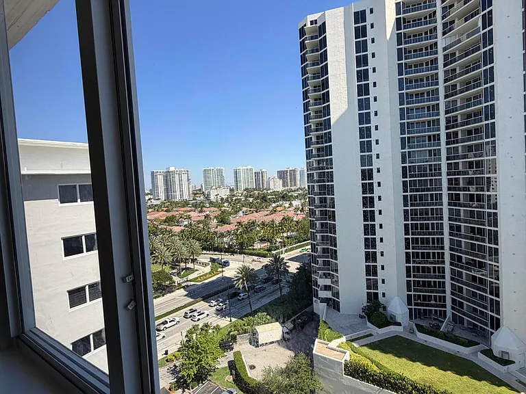 19201 Collins Ave #1122 — Photo 19