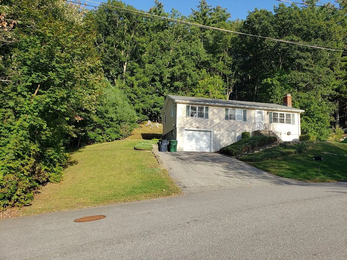 3 bed, 1.0 bath, 1356 sqft, $2,900 — Photo 2
