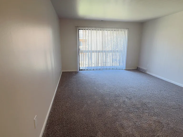 Lakeside Village Apartments — Photo 171