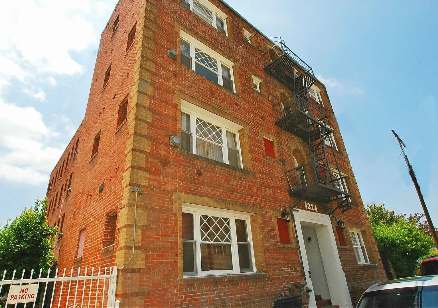 Newly Remodeled Gorgeous Apartment Available...CALL NOW! — Photo 4