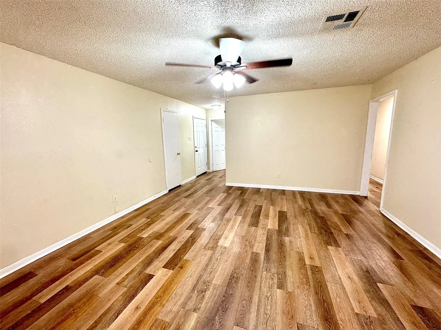 3 bed, 2.0 bath, 1247 sqft, $1,600 — Photo 4