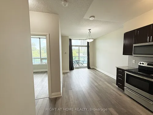 7165 Yonge St Photo 1