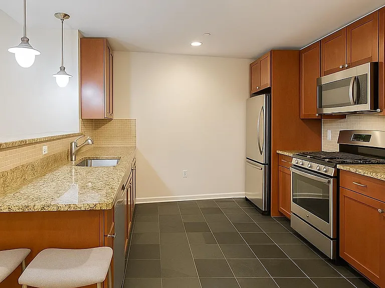 700 Grove St #2V — Photo 5