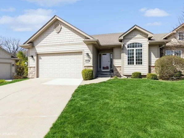 8916 Stonepointe Ln, Johnston, IA 50131