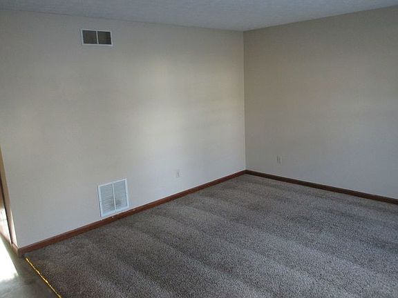 3rd image of 579 Holly Ct S