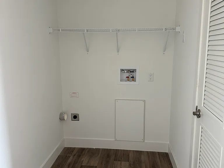 310 E 36th Pl — Photo 4