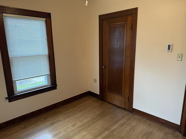 517 E Linn St — Photo 32