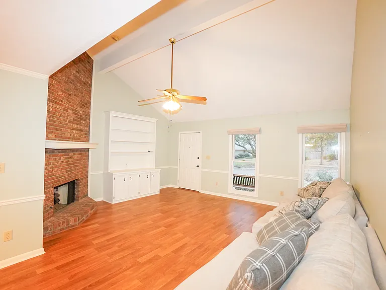 325 Mockingbird Ln — Photo 5