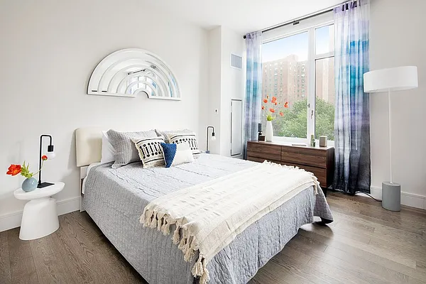 Rented by Extell Marketing Group LLC | media 26