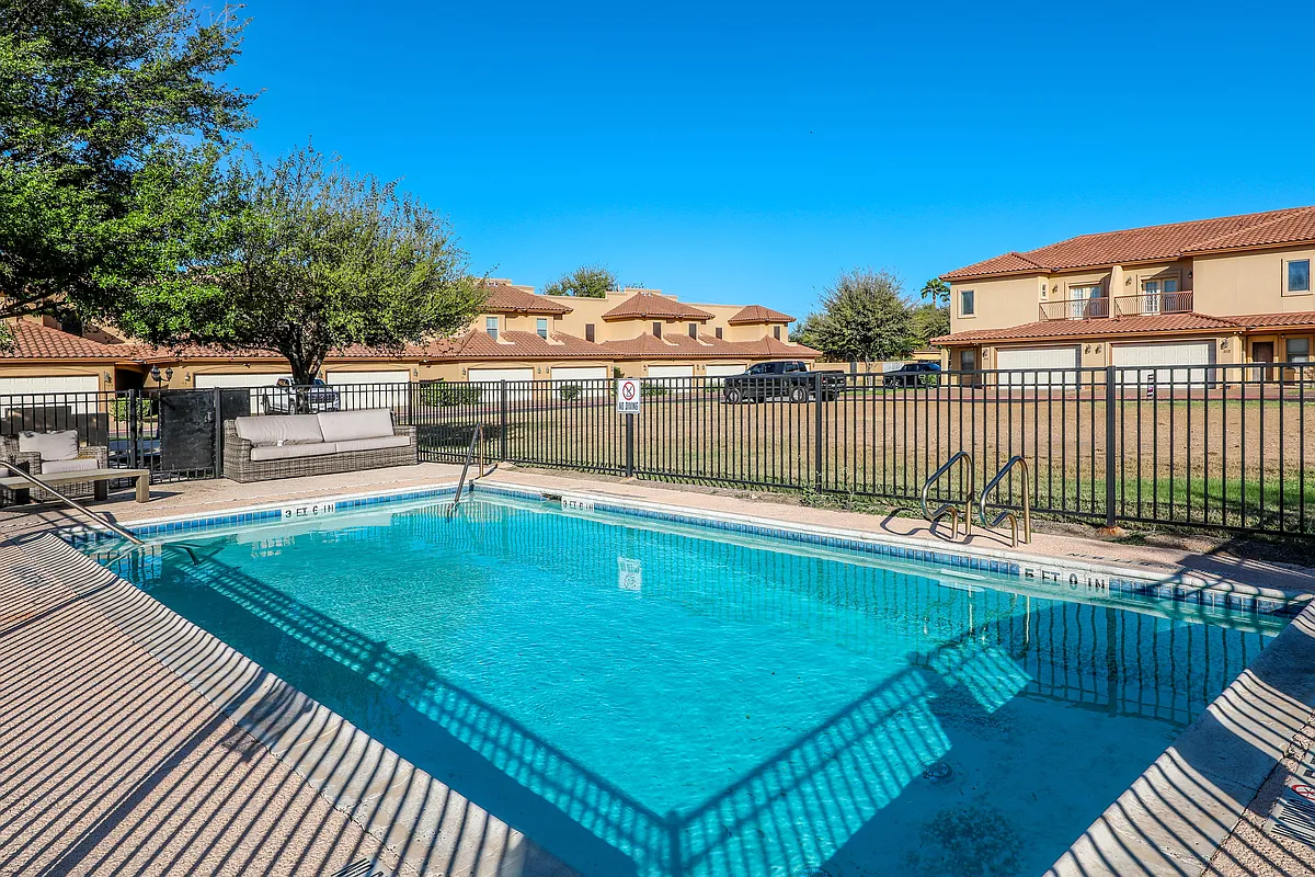 Building Photo - 707 Saint James Dr #105