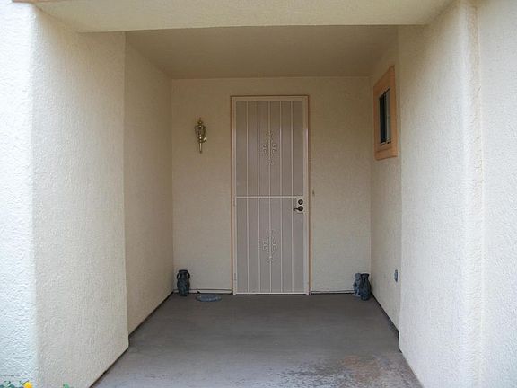 2nd image of 3001 Leawood Loop