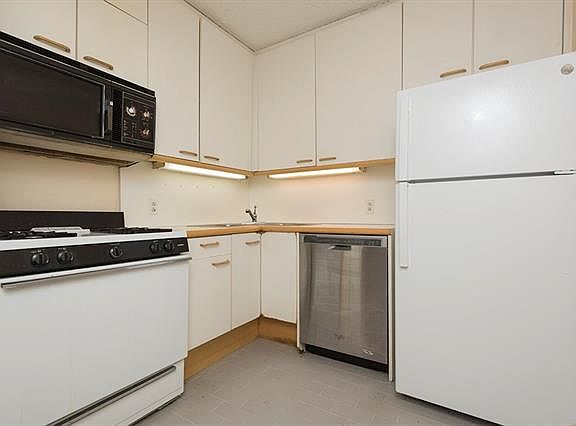 5th image of 10 Cottage Pl APT 10D