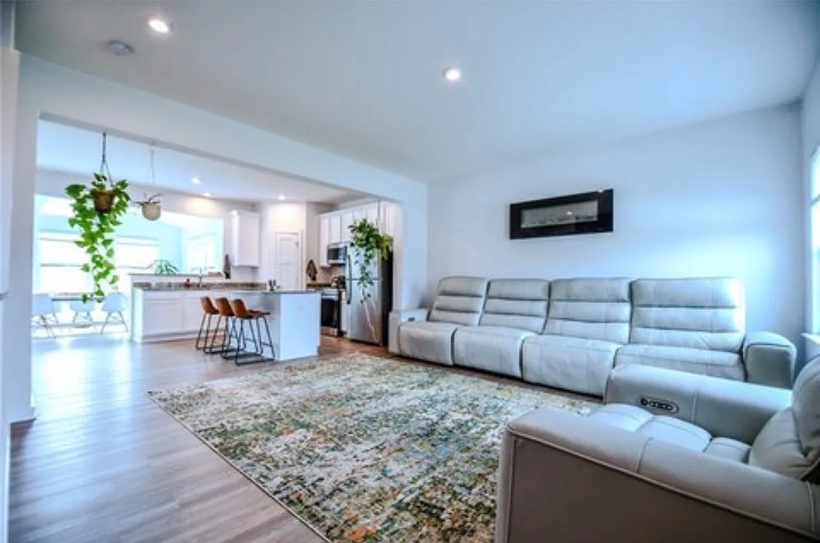 4 bed, 2.5 bath, 2050 sqft, $2,899 — Photo 2
