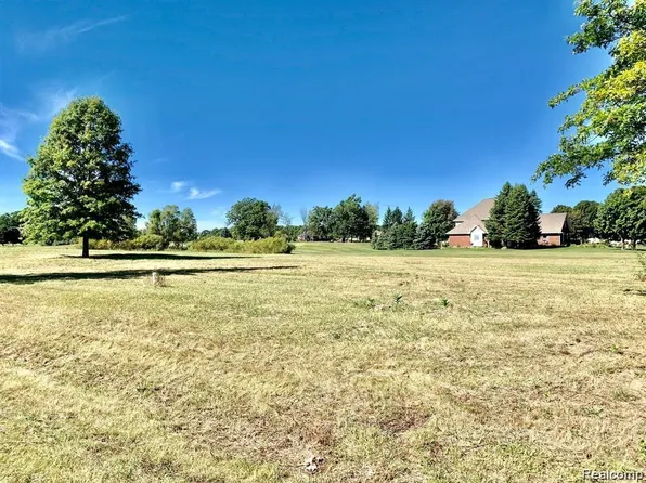12 Masters Dr, Metamora, MI 48455