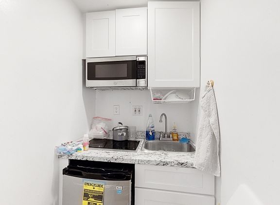 3rd image of 50 W 72nd St APT 1112