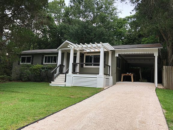 Great front deck and pergola to relax and sip wine!
