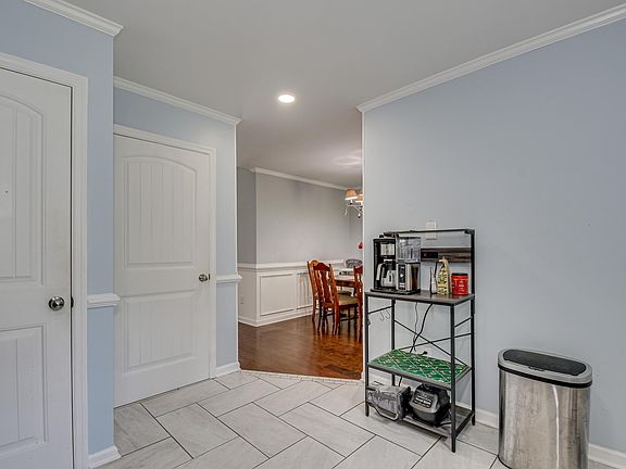 5th image of 56 Woodlawn Ln