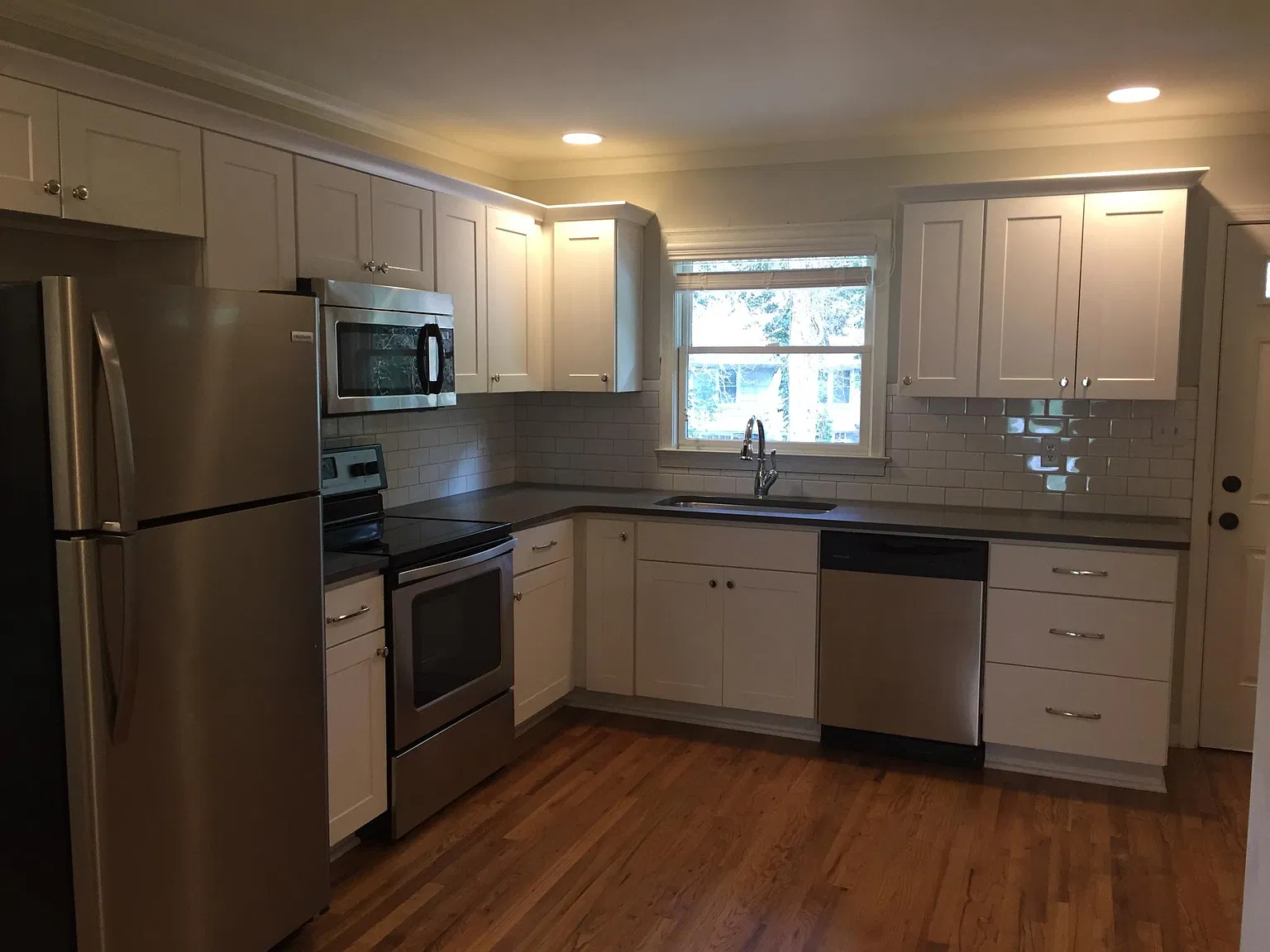 2 bed, 918 sqft, $1,980 — Photo 2