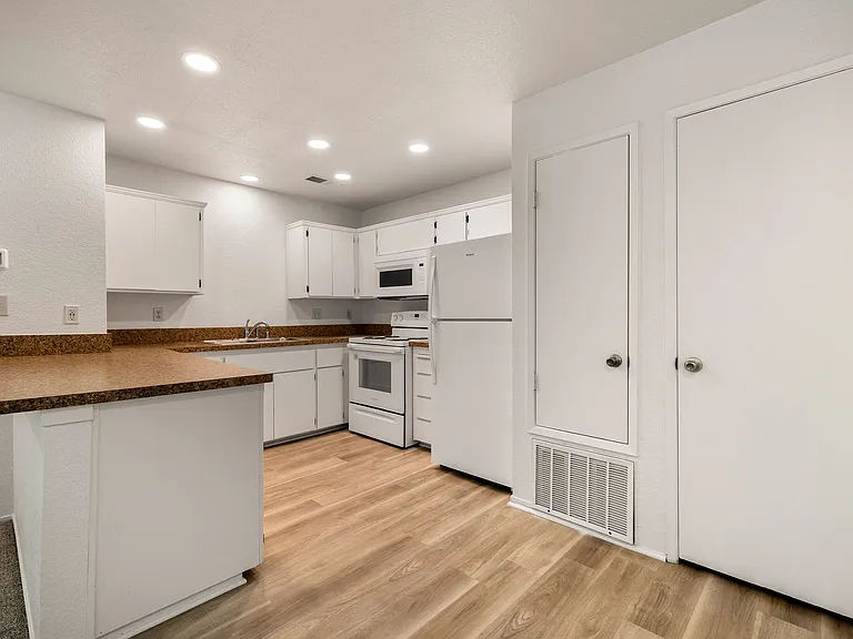 Amanda Place Apartments — Photo 57