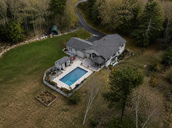 28 Oakledge Hills Road, Raymond, ME 04071