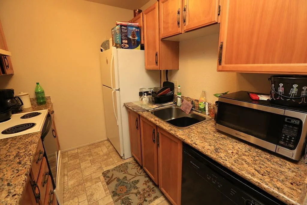 2 bed, 900 sqft, $1,690 — Photo 2