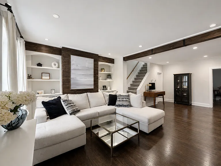 352 W 5th Ave — Photo 2