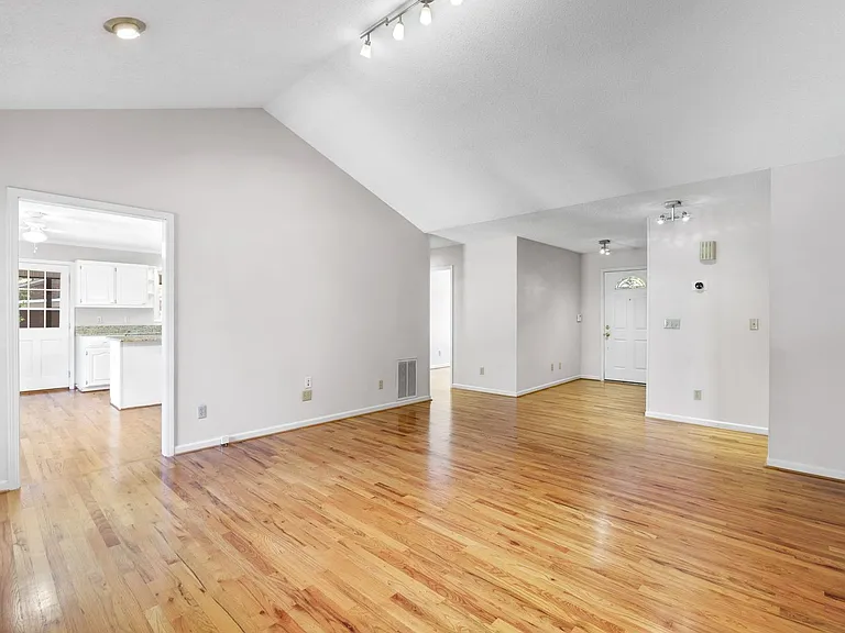 22 Country Club Dr — Photo 5