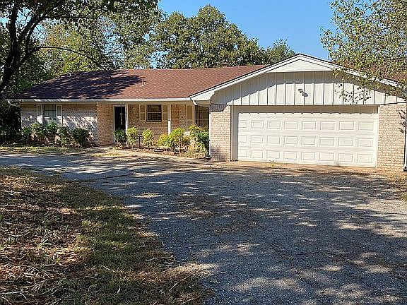 900 Woodside Dr.