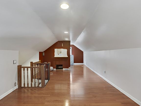 4th image of 210 Voss Ave