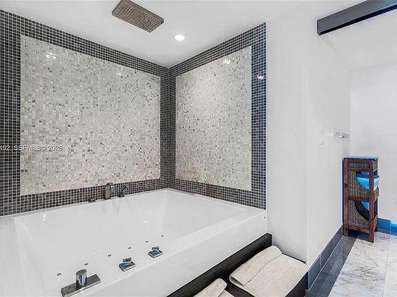 4th image of 200 Biscayne Boulevard Way APT 3209