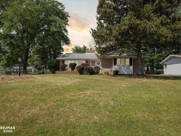 2209 Blackthorn Dr, Burton, MI 48509