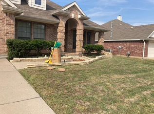 10 Spring Garden Dr, Edgecliff Village, TX 76134