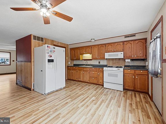 5th image of 1366 Maple Ave