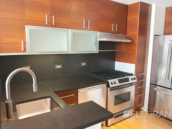 5th image of 225 W 60th St APT 14D