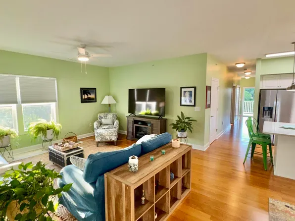300 Lighthouse Lane, Cedar Point, NC 28584