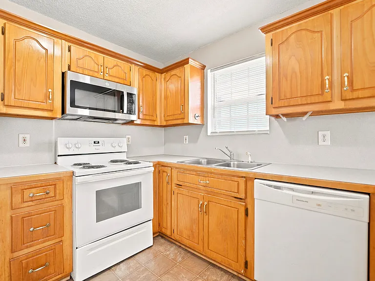 86 Hanna Dr — Photo 2