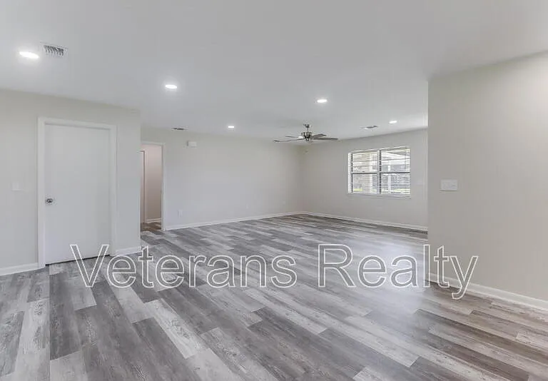 129 Quarles St — Photo 12