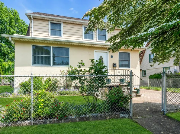 27 Russell Street, Roslyn Heights, NY 11577