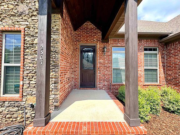 3rd image of 2307 Valley Dr