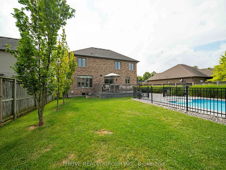 12 Ashwood Cres — Photo 39