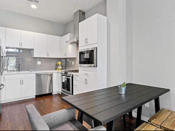 3rd image of 404 Midstream Ln