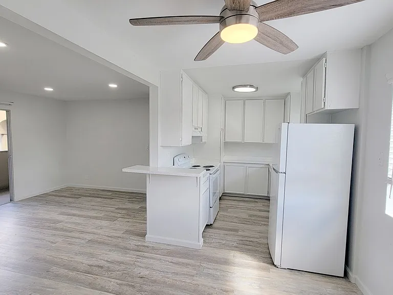 1018 E Lexington Ave — Photo 10